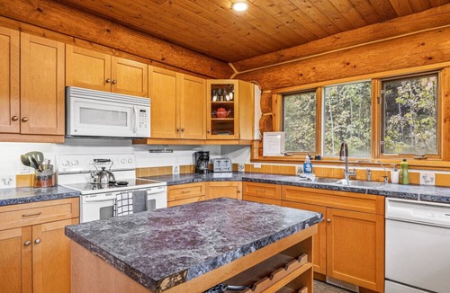 Golden Ski Chalet | Majestic Alpenglow Lodge+Hot Tub & Mountain Views!