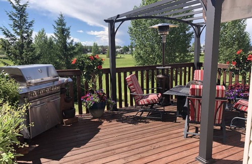 Red Deer House | Majestic executive home with hot tub and pool table