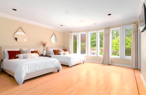 Marpole Villa | Majestic Mansion Jacuzzi and Game Room
