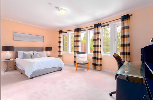 Marpole Villa | Majestic Mansion Jacuzzi and Game Room