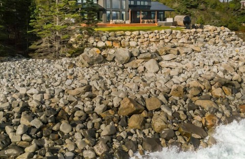 Hunts Point Ski Chalet | Majestic Oceanfront Chalet - Hot tub and Sauna- Private