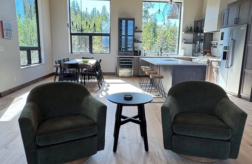 Granby Ski Chalet | Majestic Top of the Hill Ski & Golf Retreat - STUNNING HOME with MOUNTAIN VIEWS