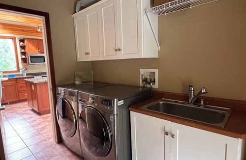 Juan de Fuca Electoral Area House | Malahat unique waterfront three bedrooms villa