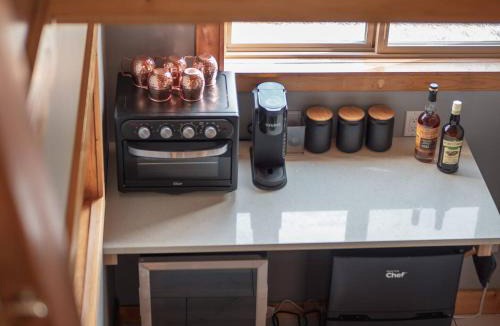 Golden House | Maple Ranch Tiny House- Private Hot Tub