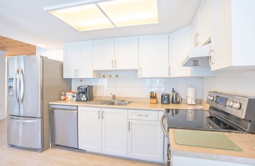 Upper Lonsdale House | Marvelous 2-bedroom ground-level suite with WiFi & a private fenced backyard