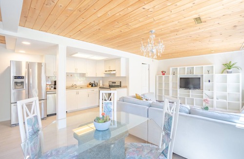 Upper Lonsdale House | Marvelous 2-bedroom ground-level suite with WiFi & a private fenced backyard