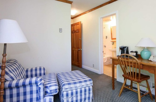 Georgina Cottage | Mayfair Cottage for large groups at Jackson Point (Mayfair)
