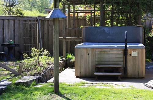 Brackendale House | MeadowBrook Suite Deluxe 2 BDRM w/Yard and Hot Tub