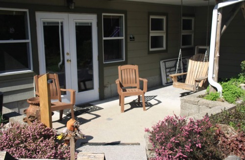 Brackendale House | MeadowBrook Suite Deluxe 2 BDRM w/Yard and Hot Tub