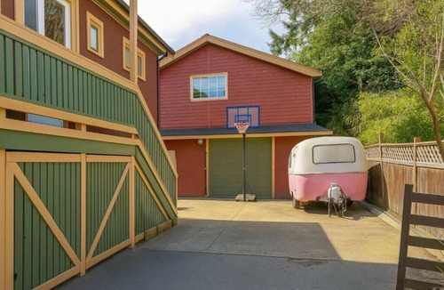 Saanich East Bed & Breakfast | Melrose Place Poolside Hideaway Basement Suite Sleeps 6+