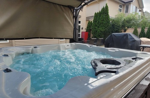 South Newton House | Metropolitan Dream Stay with Pool and Hot Tub