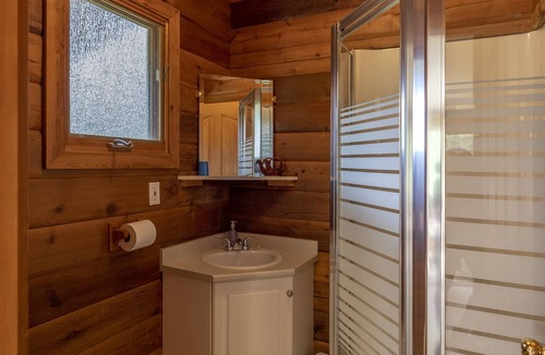Tete Jaune Cache Hotel | Mica Mountain Lodge & Bear at Mt Robson Park near Jasper National Park