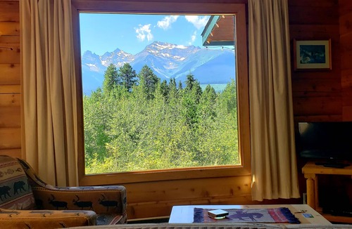 Tete Jaune Cache Hotel | Mica Mountain Lodge & Bear at Mt Robson Park near Jasper National Park
