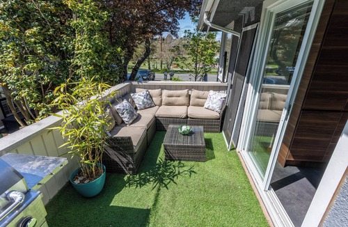 Saanich East House | Mid-Century Modern Apartment @ Horner Park