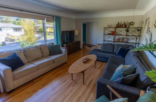 Saanich East Apartment | Mid-Century Modern Apartment at Horner Park