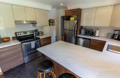 Saanich East Apartment | Mid-Century Modern Apartment at Horner Park