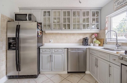 Oakwood Village House | Mid-Century Serene Family Home with Garden and Parking Short-Term Available