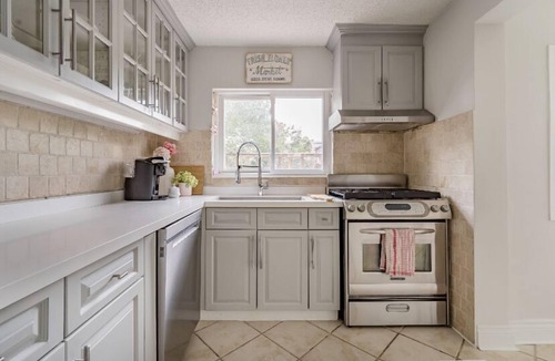 Oakwood Village House | Mid-Century Serene Family Home with Garden and Parking Short-Term Available