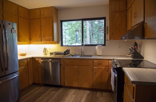 Sproat Lake House | Million Dollar View! Clear, Clean Sproat Lake. 2300.00 Canadian/Week