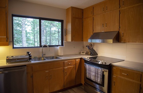 Sproat Lake House | Million Dollar View! Clear, Clean Sproat Lake. 2300.00 Canadian/Week