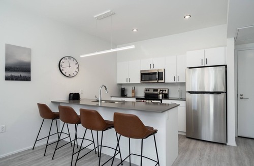 Birds Hill Condo | Mins from DT + Luxury 1 Bed (104+1755)