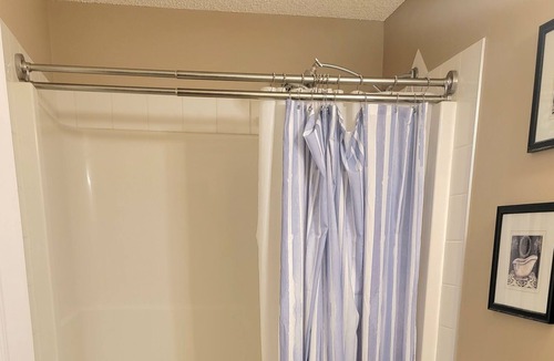 Leduc House | Minutes from Shopping & Dinning – 2bdrm Home