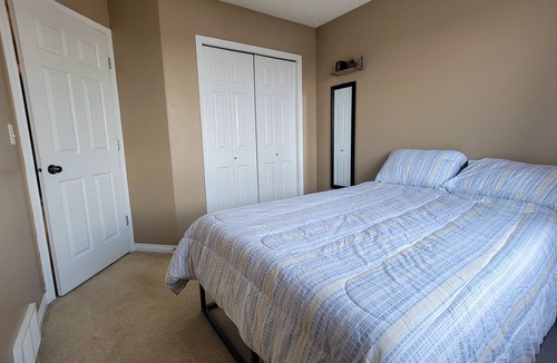 Leduc House | Minutes from Shopping & Dinning – 2bdrm Home