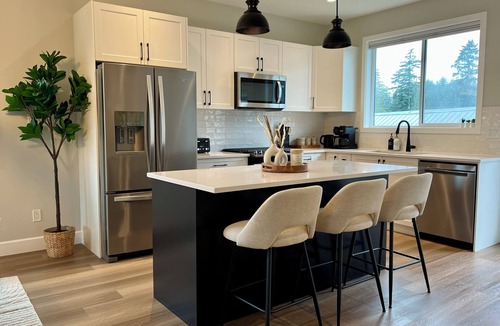 Langford House | Minutes from Victoria w/Fully Equipped Kitchen