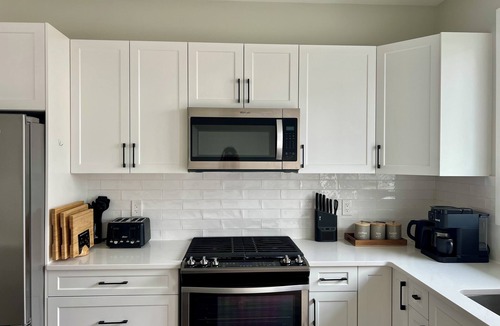 Langford House | Minutes from Victoria w/Fully Equipped Kitchen