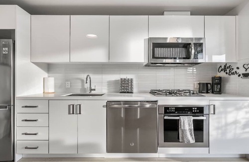 Downtown Calgary Condo | Miso 2 BD - Skyline View, Patio, Gym, Pool & AC