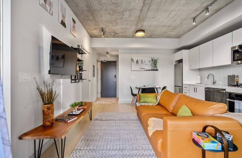 Downtown Calgary Condo | Miso 2 BD - Skyline View, Patio, Gym, Pool & AC
