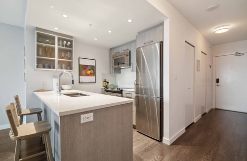 Downtown Eastside Apartment | Modern 1-Bed Condo | Mountain Views | 10 mins > DT