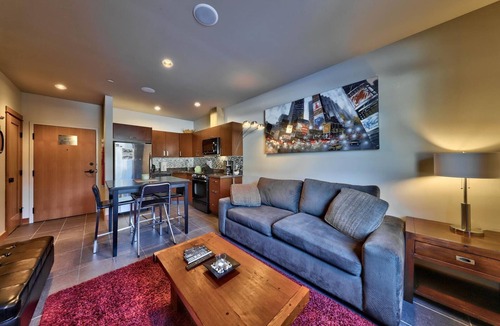Sun Peaks Cabin | Modern 1 bedroom apartment in village centre