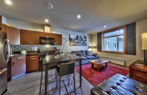 Sun Peaks Cabin | Modern 1 bedroom apartment in village centre
