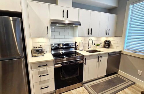 Colwood House | Modern 1-bedroom self contained suite w/Full Kitchen and Air Conditioning