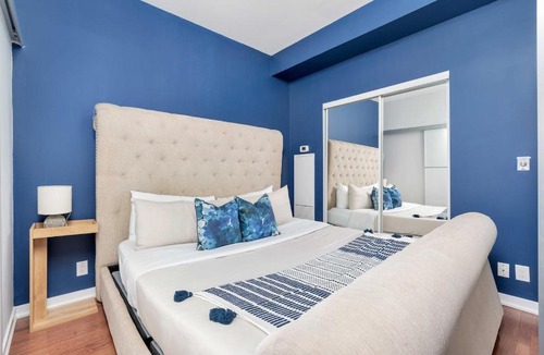 Toronto Entertainment District Apartment | Modern 1BR Condo Stunning Views Maple Leaf Square