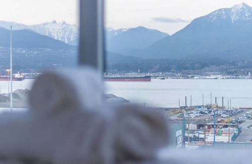 Downtown Eastside Apartment | Modern 2 Bd apartment with stunning Mountain Views