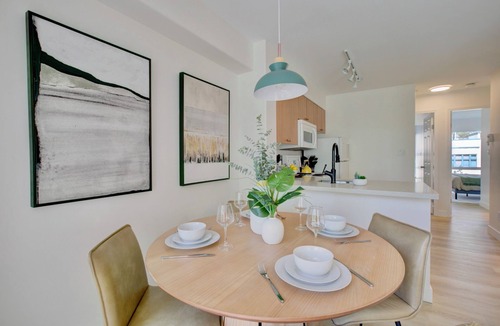 Davie Village Apartment | Modern 2-Bed, 2-Bath Urban Oasis in Downtown Vancouver