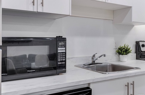 North Vancouver House | Modern 2 Bedroom + Sofa Bed Suite Near Capilano Bridge & Trails