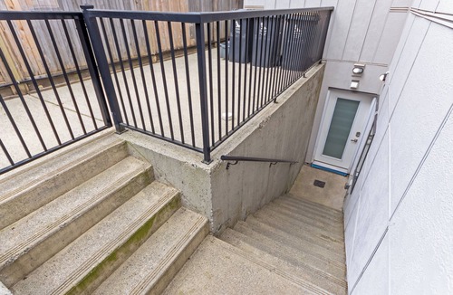 North Vancouver House | Modern 2 Bedroom + Sofa Bed Suite Near Capilano Bridge & Trails