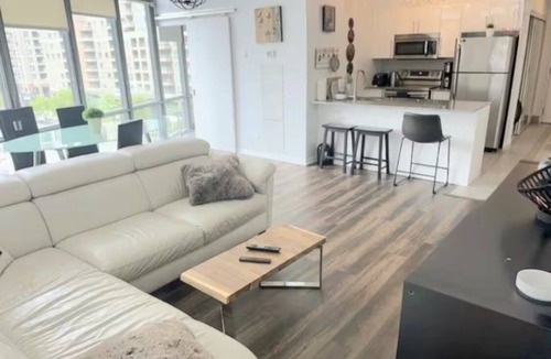 Bay Street Corridor Condo | Modern 2-bedroom 2 bathroom condo with AC in downtown Toronto-Bay st & College