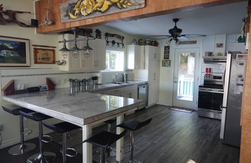 Clare Cottage | Modern 2-bedroom lakefront cottage