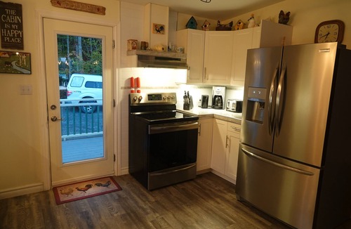 Clare Cottage | Modern 2-bedroom lakefront cottage