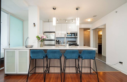 Central Apartment | Modern 2BR/2BA Apartment in Downtown Vancouver