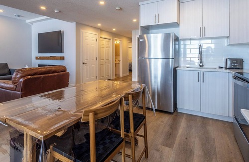Springbank Apartment | Modern 2BR 2BA Walkout Basement Suite Crestmont SW