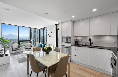 Downtown Kelowna Apartment | Modern 2BR Condo in Downtown Kelowna