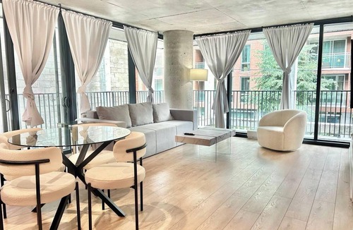 Griffintown Apartment | Modern 2BR Condo in Griffintown – Stylish & Convenient