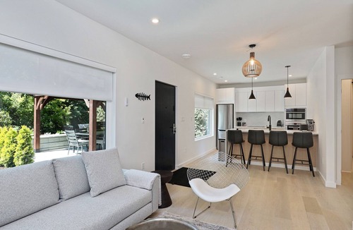 Courtenay Apartment | Modern 2BR oceanfront apartment for sun, ski or mountain biking!