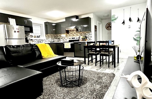 Delta House | Modern 2BR Suite with Kitchen, Close to Vancouver, Pet Friendly