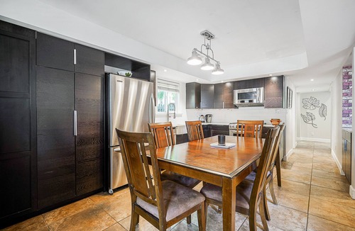 Upper Lonsdale House | Modern 3-bedroom Suite with BBQ patio- dog friendly - nature and city-combined